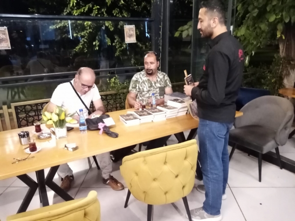 Şair Orhan Kaya İmza Gününde Sevenleriyle Buluştu