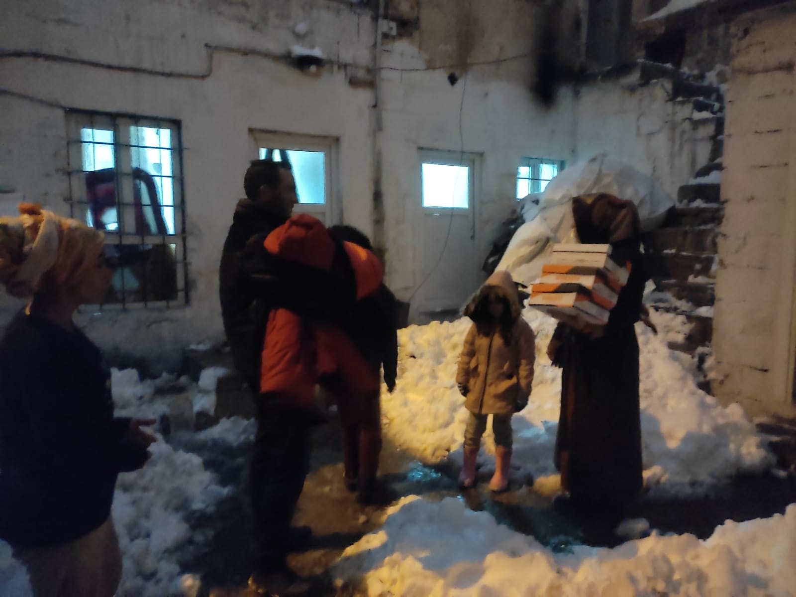 Büyükşehir Vatandaşa Mont ve Bot Dağıttı