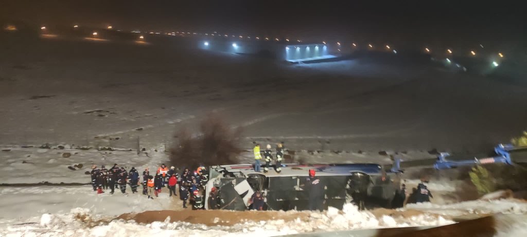 Gaziantep-Adana otoyolunda yolcu otobüsü devrildi: 28 yaralı