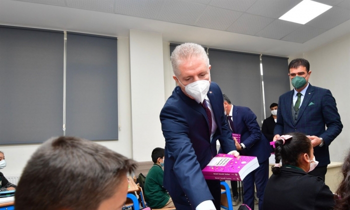 Öğrencilere Kaynak Kitap Dağıtıldı