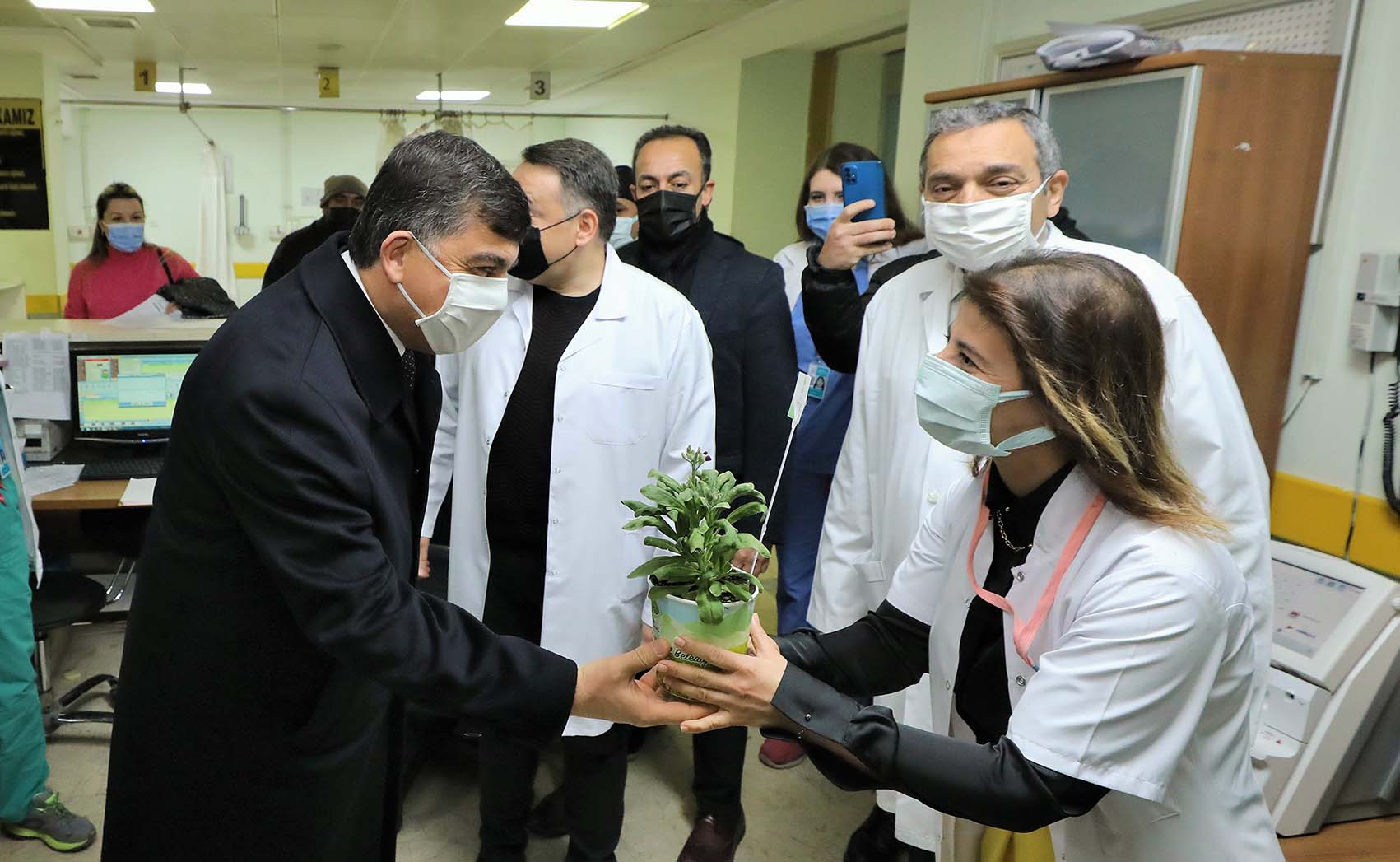 Başkan Fadıloğlu Sağlık Çalışanlarını Ziyaret Etti