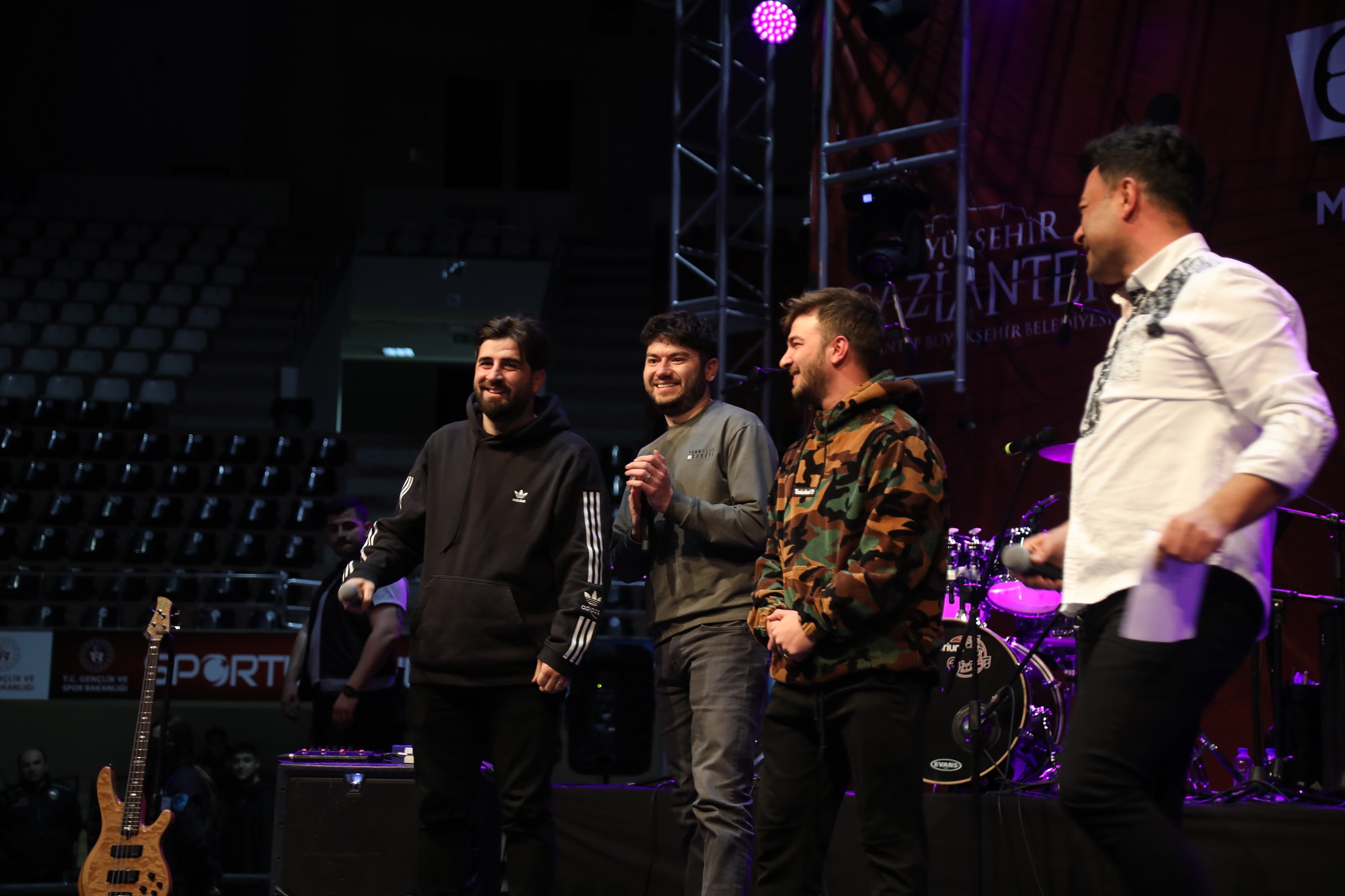 Pop sanatçısı Emre Aydın Gazi şehirlilere konser verdi