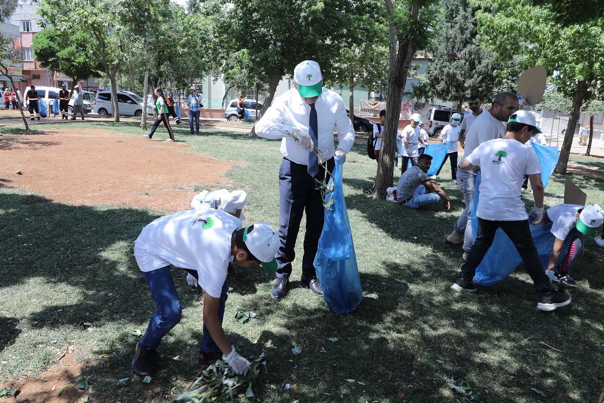 Başkan Fadıloğlu öğrencilerle sokak temizledi