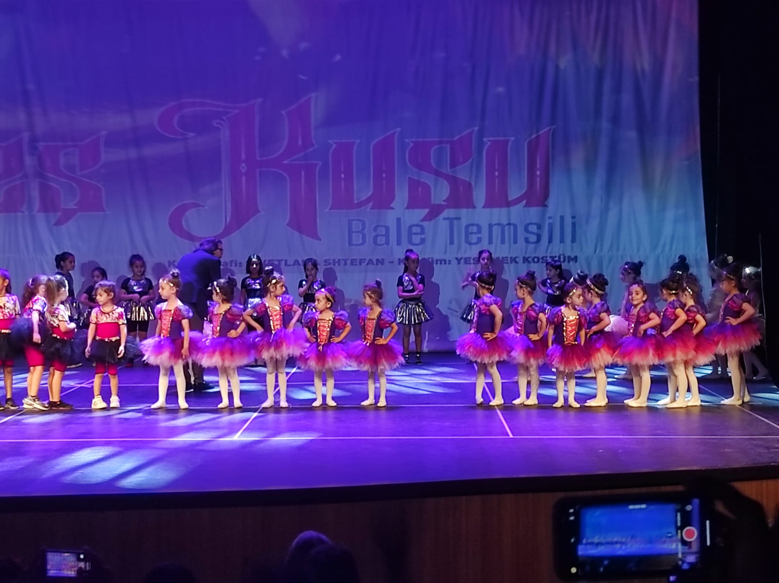 Minik balerinlerin gösterisi büyüledi