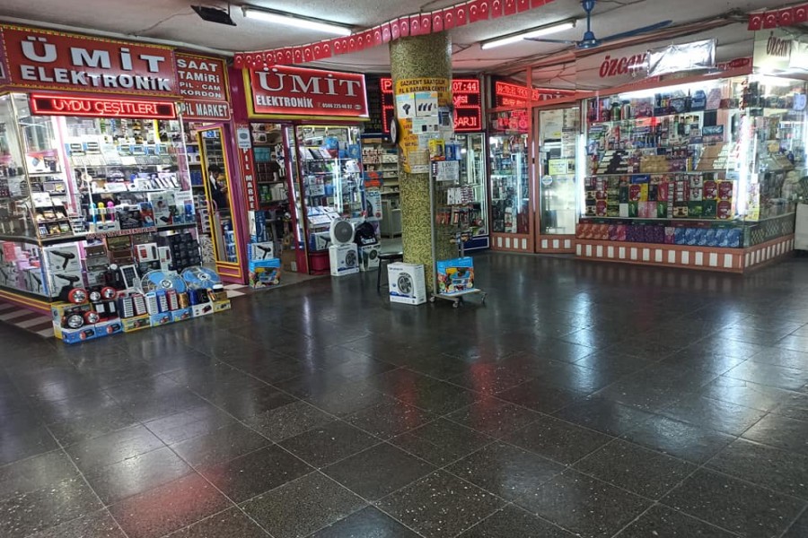 Döviz kurundaki dalgalanmalar pasaj esnafını vurdu