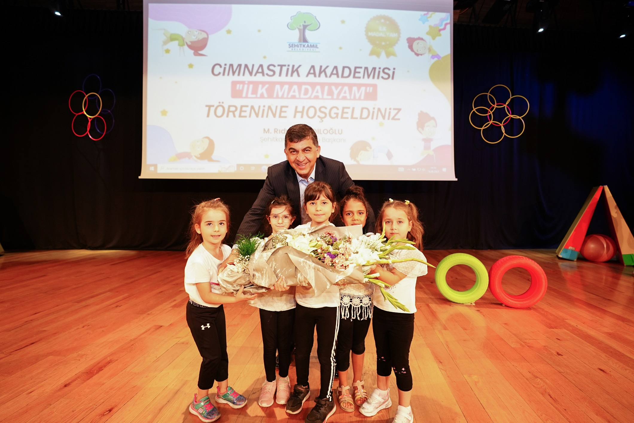 Geleceğin şampiyonları ilk madalyalarını Başkan Fadıloğlu’nun elinden aldılar