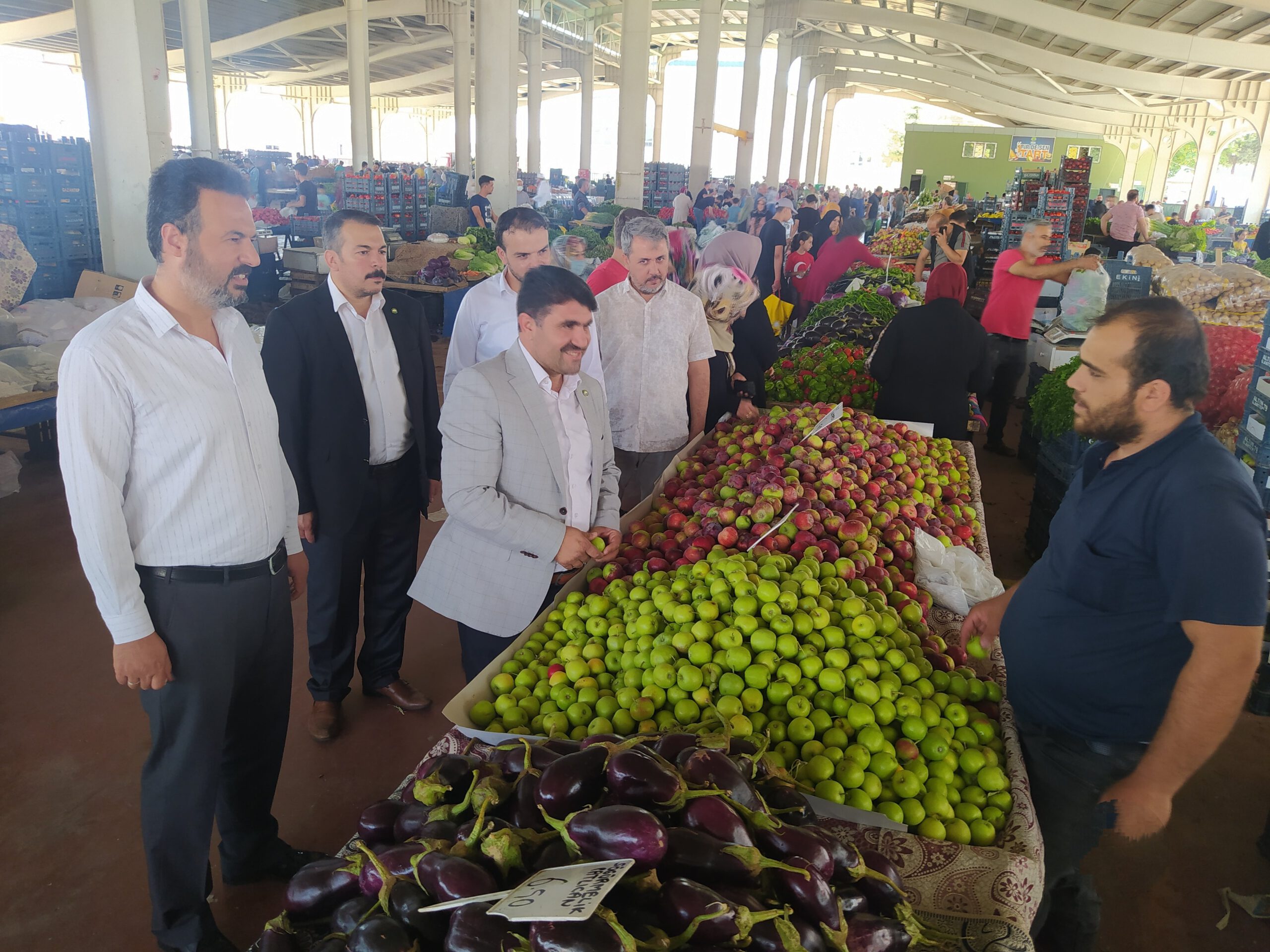 HÜDA PAR Gaziantep İl Başkanı Göçer semt pazarını ziyaret etti