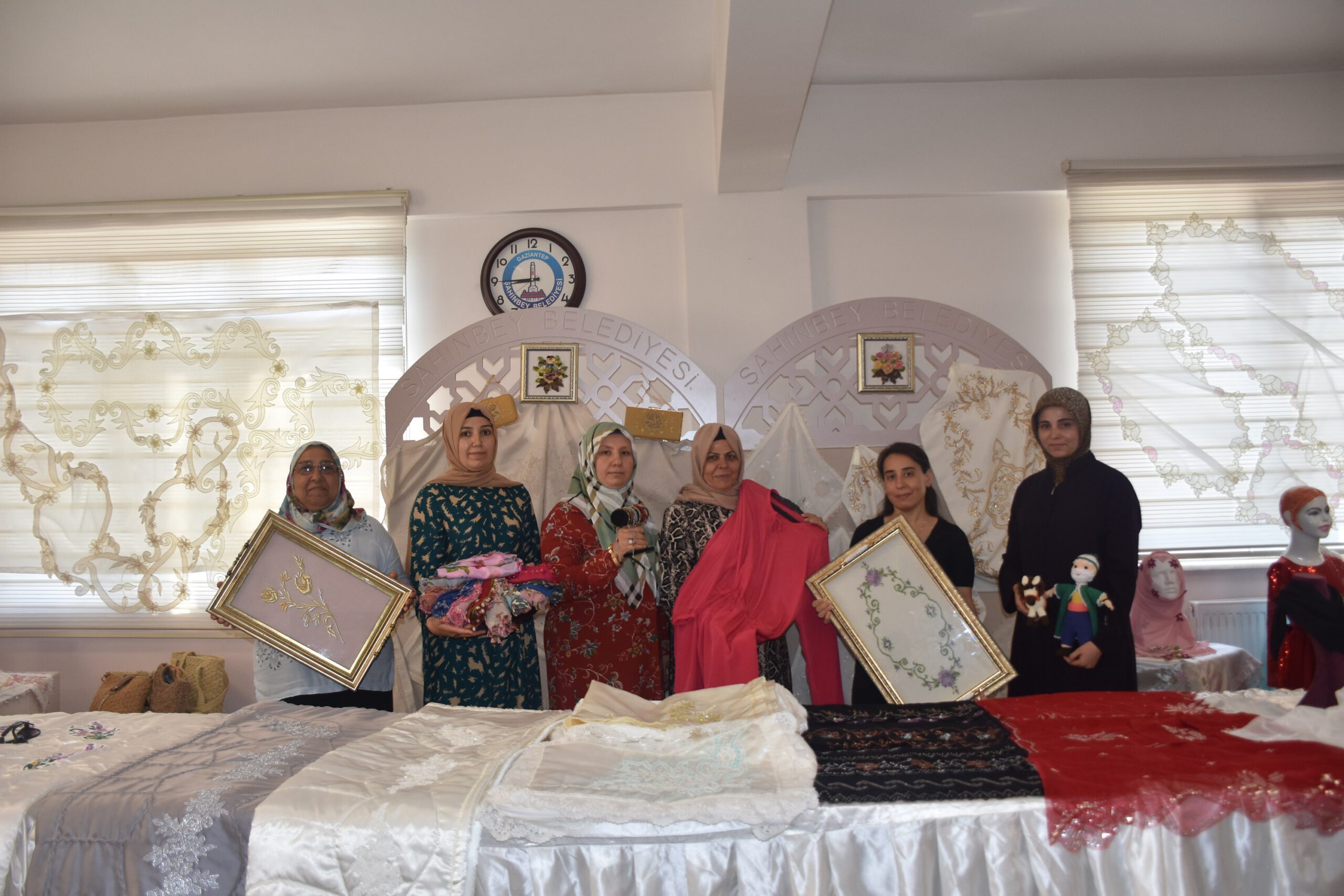 Şahinbey Belediyesi kursiyerleri  el emeği göz nuru çalışmalarını sergilediler.