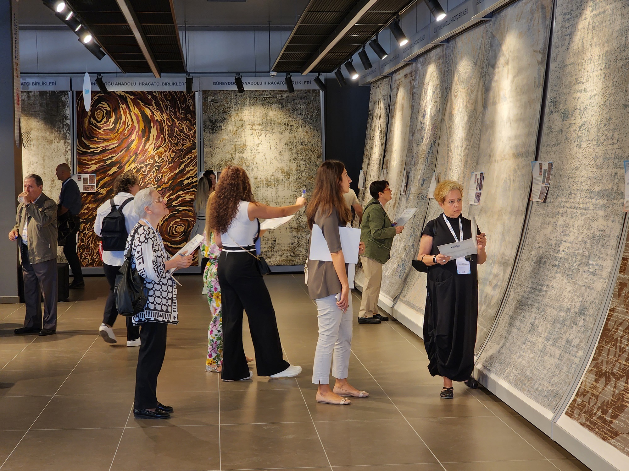 Tasarımcılar Tasarladı Gaziantepli Halıcılar Dokudu