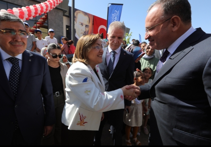 Bakan Bozdağ’dan, Başkanı Şahin’e övgü: “Dünyanın en iyi Belediye Başkanları arasında “