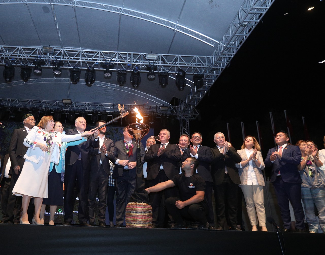 Festival meşalesi yakıldı