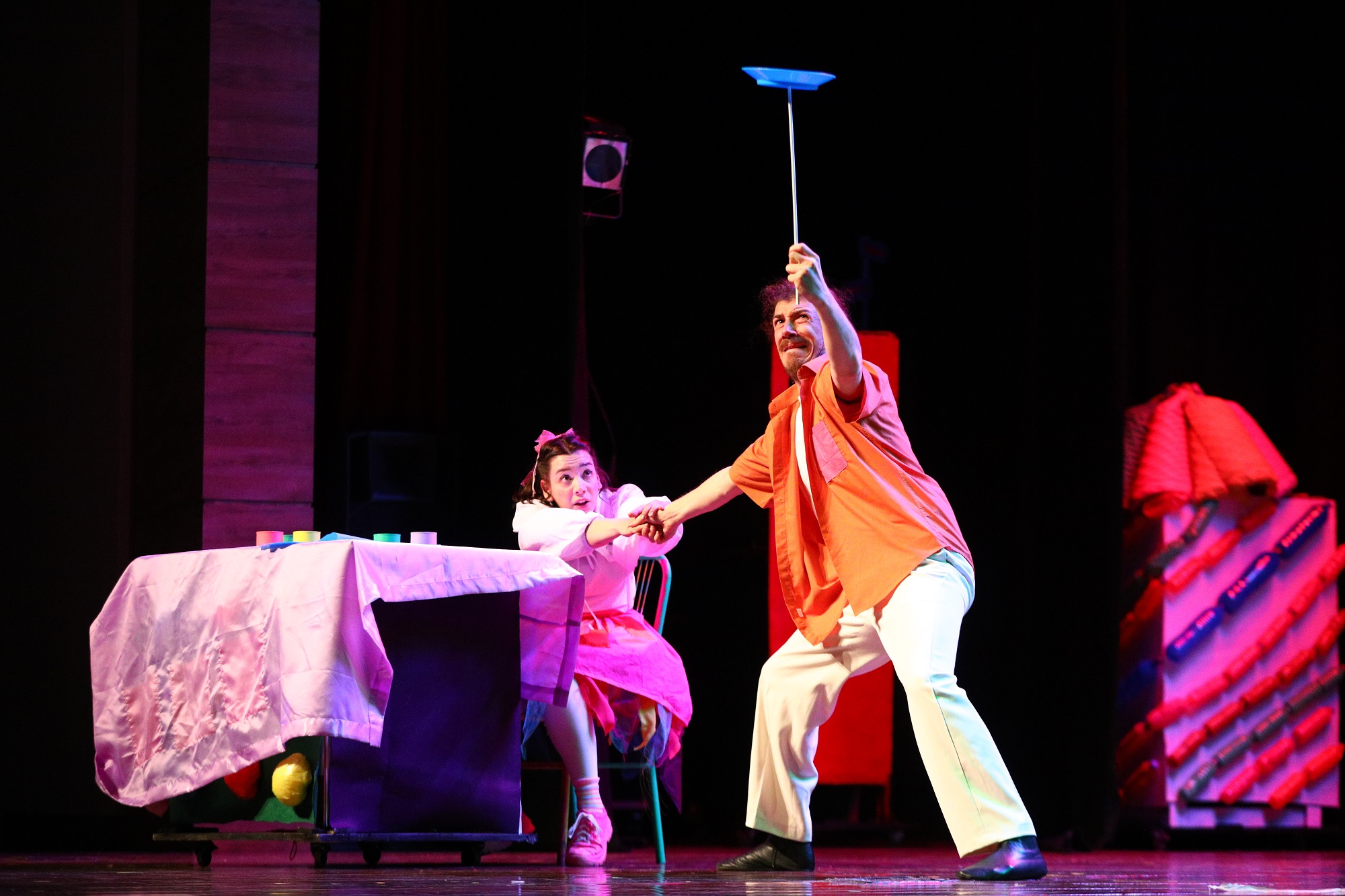 Büyükşehir Belediyesi Şehir Tiyatrosu yeni sezonda perdelerini “Uçurtmamı Gördün Mü?” çocuk oyunuyla açtı.