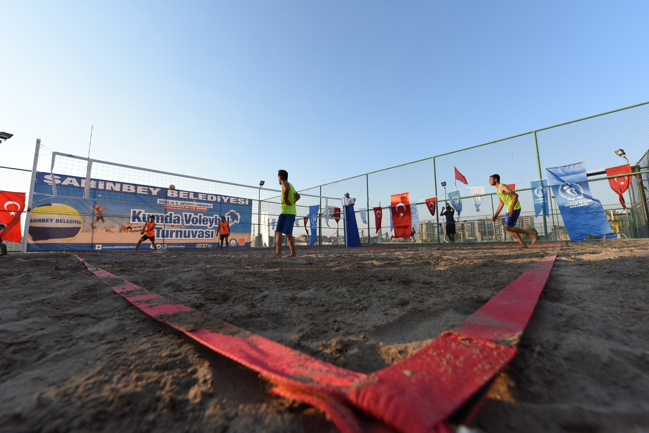Şahinbey Belediyesi’nden kumda voleybol turnuvası