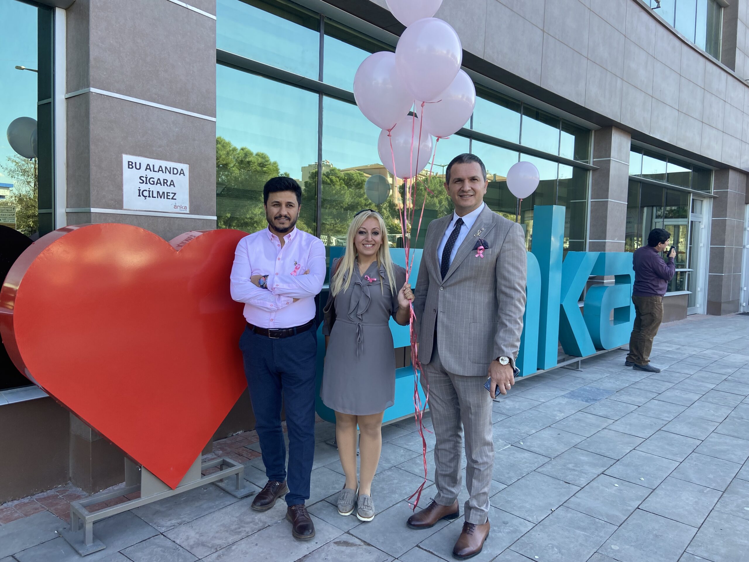 Meme kanserine karşı pembe balon uçurdular