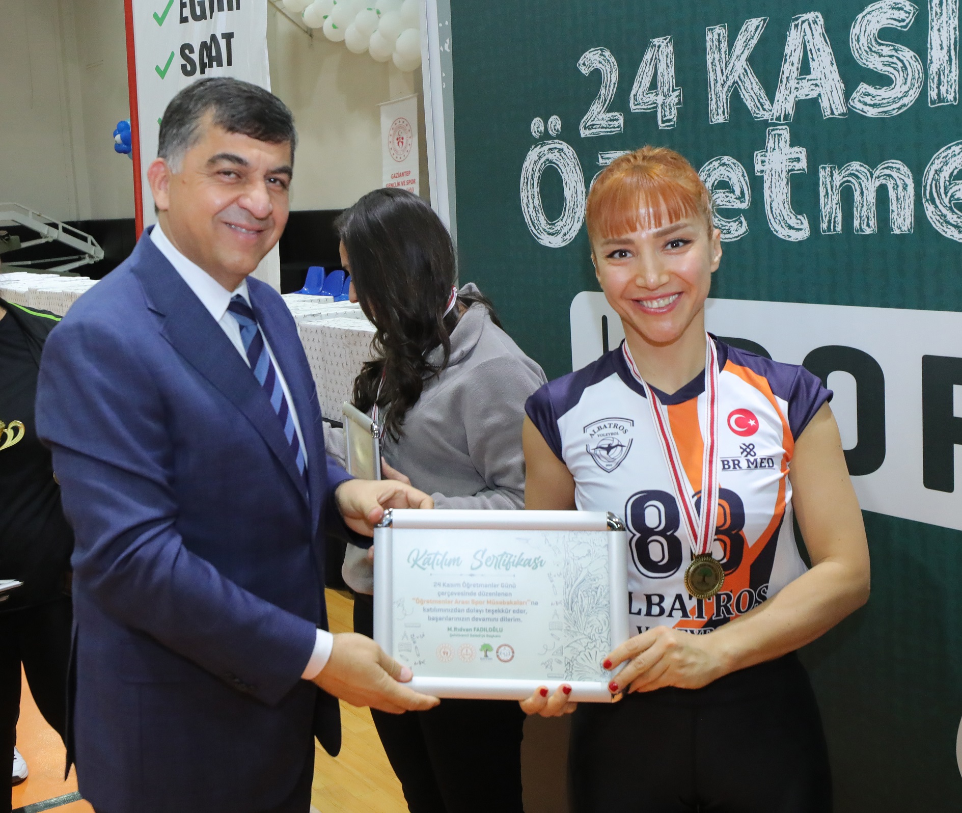 ŞAMPİYON ÖĞRETMENLER KUPALARINI KALDIRDI