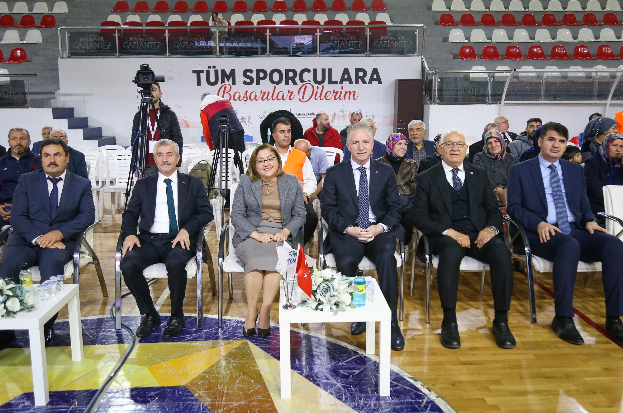 250 bin sosyal konutun kura çekimine Gaziantep’te, Şahinbey ilçesiyle devam edildi.