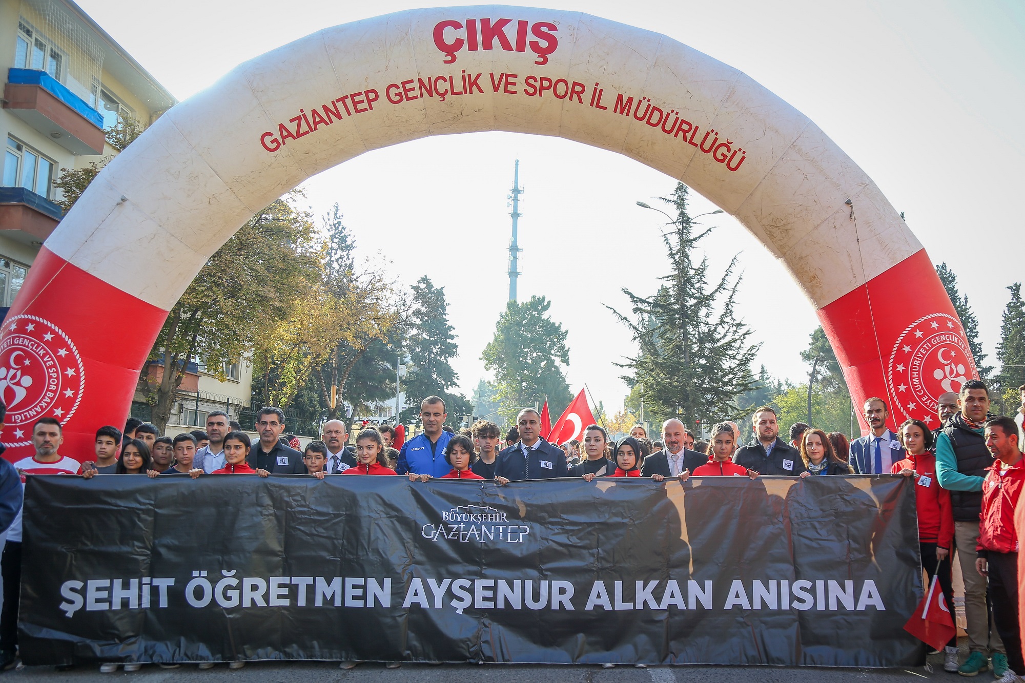 ŞEHİT ÖĞRETMEN AYŞENUR ALKAN’IN ANISINA YOL KOŞUSU VE HALK YÜRÜYÜŞÜ DÜZENLENDİ