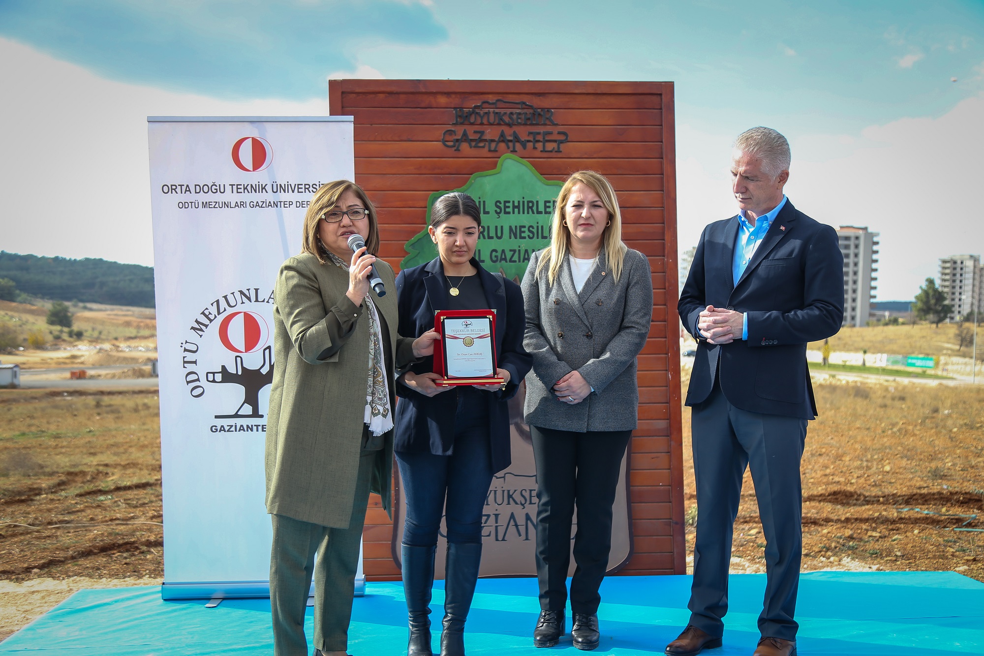 BÜYÜKŞEHİR, ODTÜ MEZUNLARI DERNEĞİ İŞ BİRLİĞİNDE 5 BİN METREKARELİK ALANI AĞAÇLANDIRDI