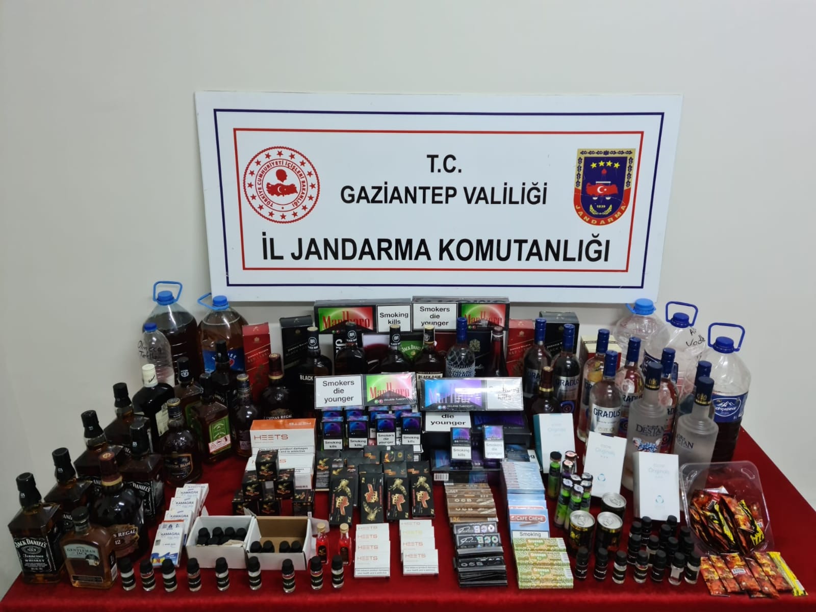 GAZİANTEP JANDARMADAN YILBAŞI ÖNCESİ SAHTE ALKOL VE KAÇAKÇILIK OPERASYONLARI