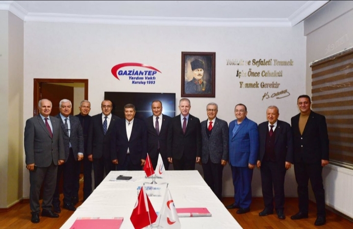 Vali Davut Gül’den Gaziantep Yardım Vakfı’na teşekkür:”Hem dayanışmayı sağlıyor, hem de devletin yükünü hafifletiyorsunuz”