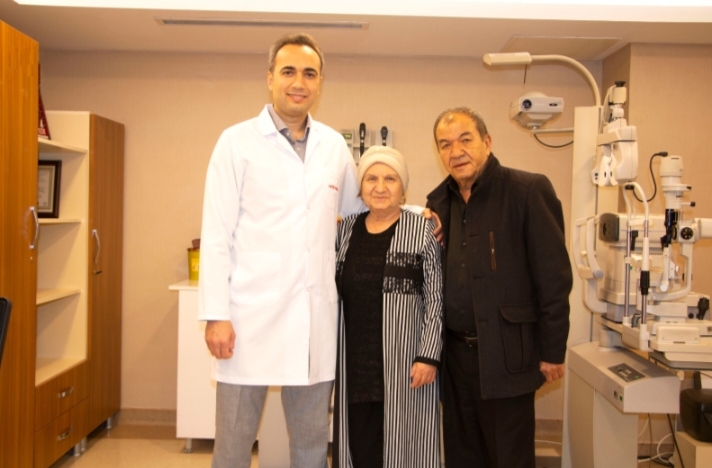 67 YAŞINDAKİ EMEKLİ ÖĞRETMEN GÖZLÜKLERİNDEN KURTULDU.