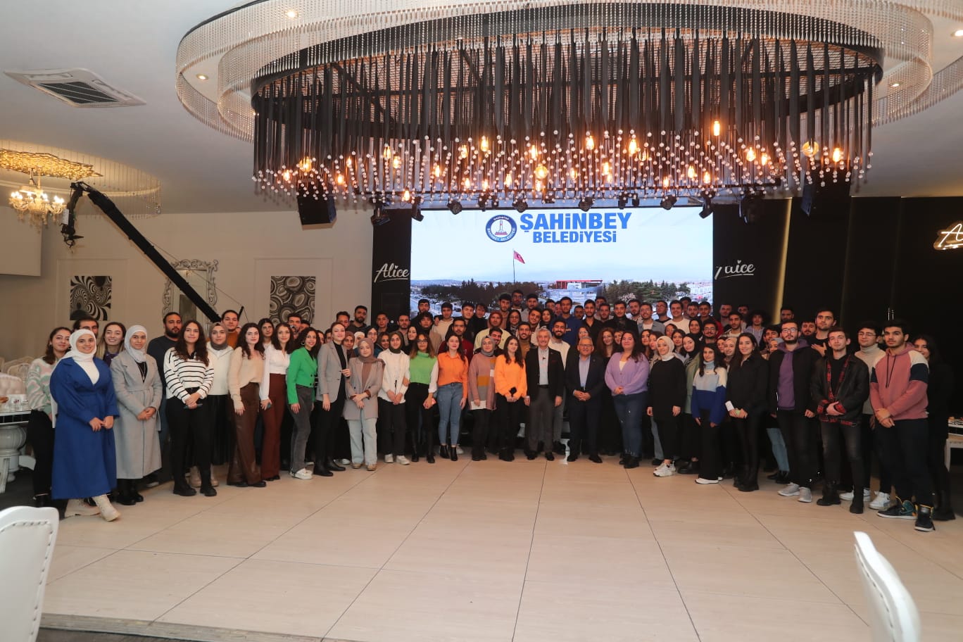 BAŞKAN TAHMAZOĞLU; KAYSERİ’DE OKUYAN ŞAHİNBEYLİ ÖĞRENCİLERLE BULUŞTU