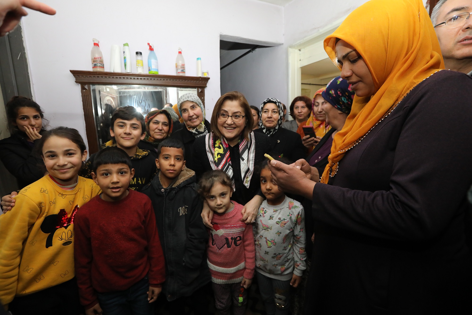 BAŞKAN ŞAHİN, DOĞALGAZ YARDIM PROJESİNDEN YARARLANAN EVLERİ ZİYARET ETTİ