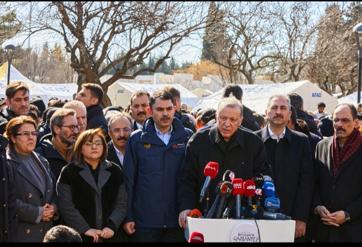 CUMHURBAŞKANI, BÜYÜKŞEHİR İLE AFAD’IN KURDUĞU ÇADIR KENTİ ZİYARET ETTİ