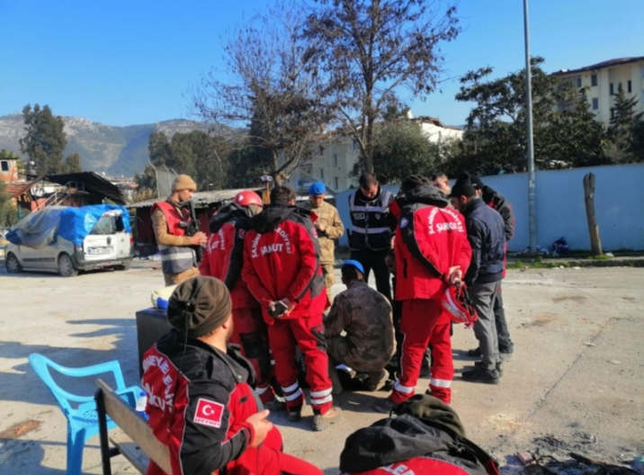 ŞAHKUT EKİBİ DEPREMZEDENİN 46 BİN TL’SİNİ TESLİM ETTİ