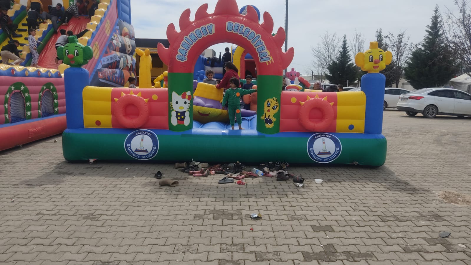 ŞAHİNBEY BELEDİYESİ DEPREM ÇOCUKLARININ YÜZÜNÜ GÜLDÜRÜYOR