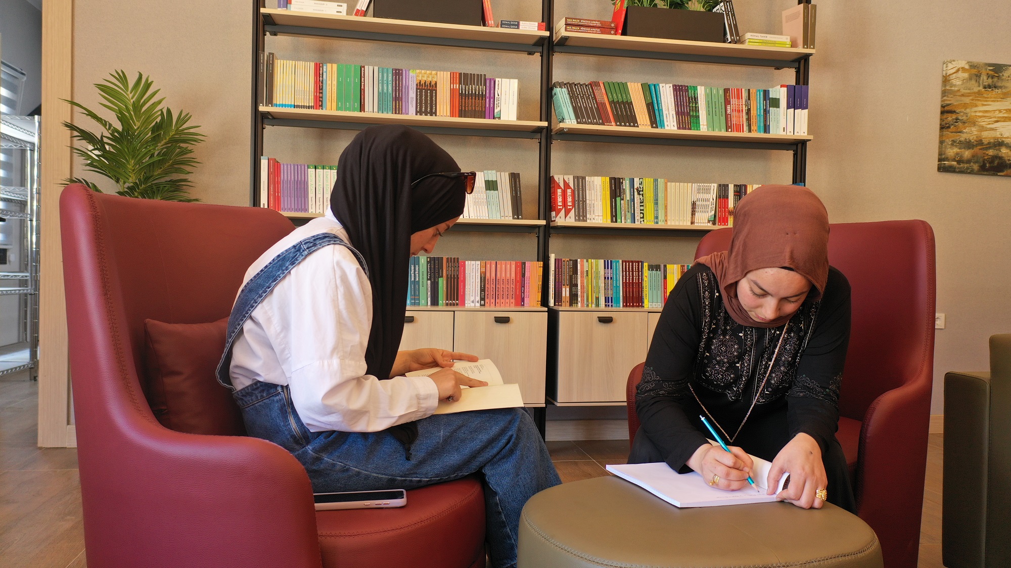 GENÇLERE VE YAŞLILARA HİTAP EDECEK MİLLET KIRAATHANESİ NURDAĞI’NDA HİZMETTE!