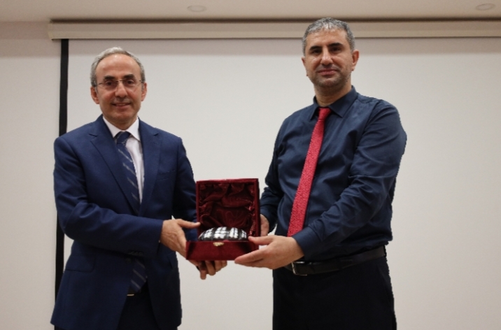 METAVERSE VE YAPAY ZEKA İLE EĞİTİMİN GELECEĞİ” TEMALI SUNUM YOĞUN İLGİ GÖRDÜ