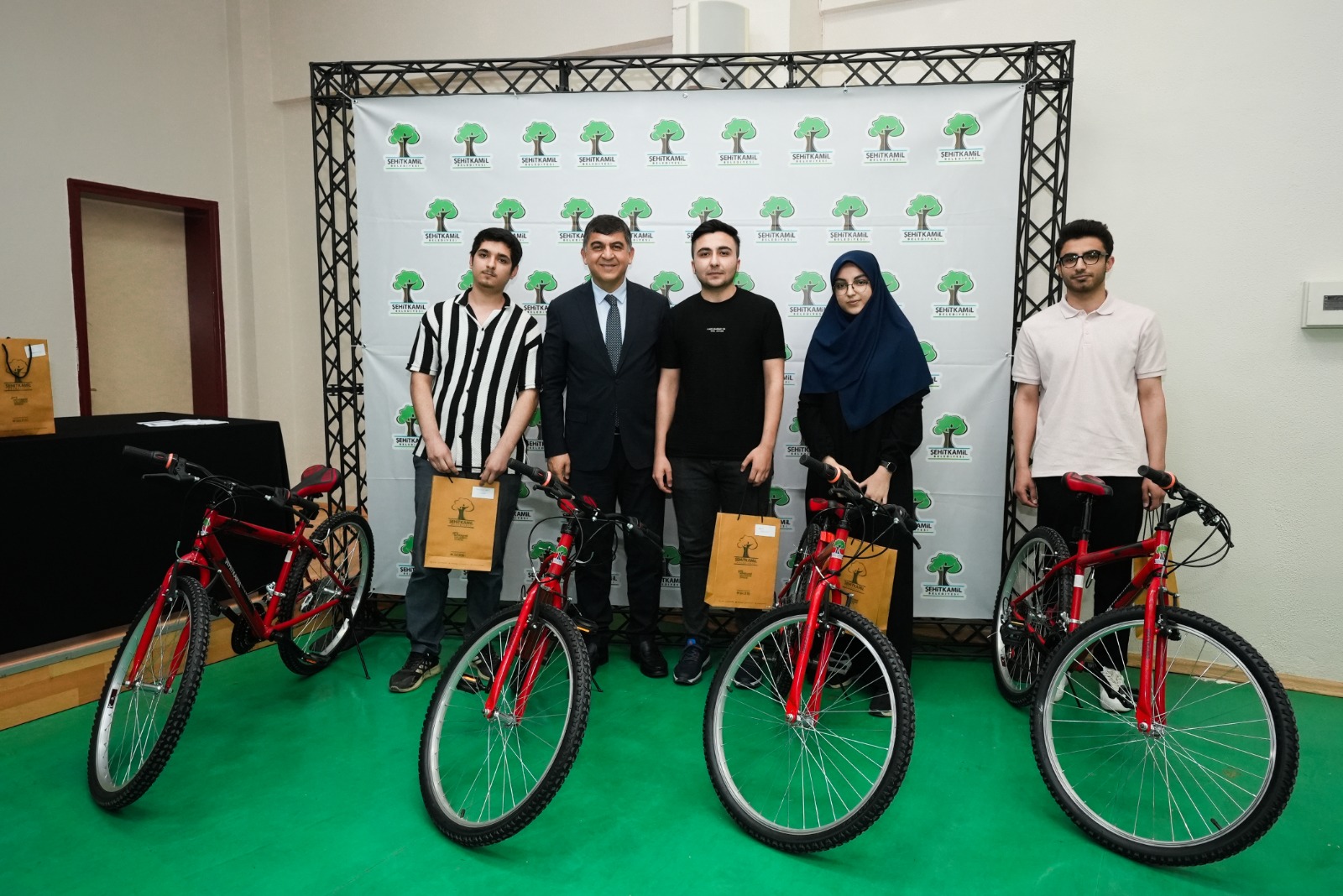 BAŞKAN FADILOĞLU, DERECEYE GİREN ÖĞRENCİLERİ ÖDÜLLENDİRDİ   