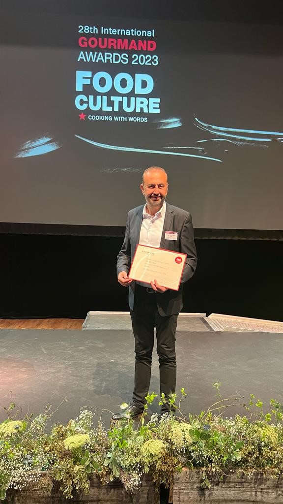 Tahir Tekin Öztan’a İsveç’te Çifte Ödül  “Gelenekten Geleceğe Gaziantep Yemekleri Kitabı İsveç’ten Ödüllendirildi”