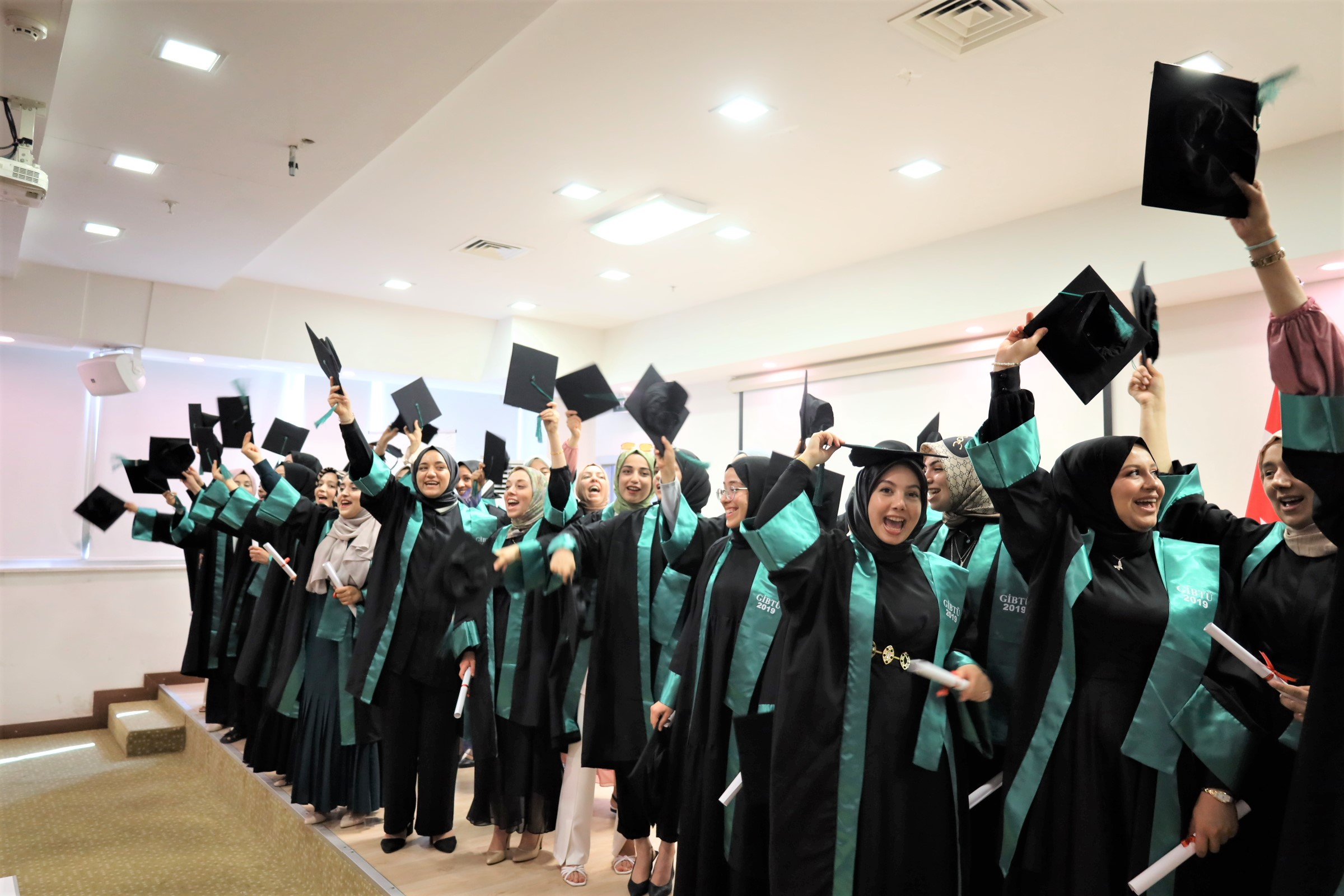 GİBTÜ’DEN MEZUN OLAN 421 ÖĞRENCİ KEP ATTI