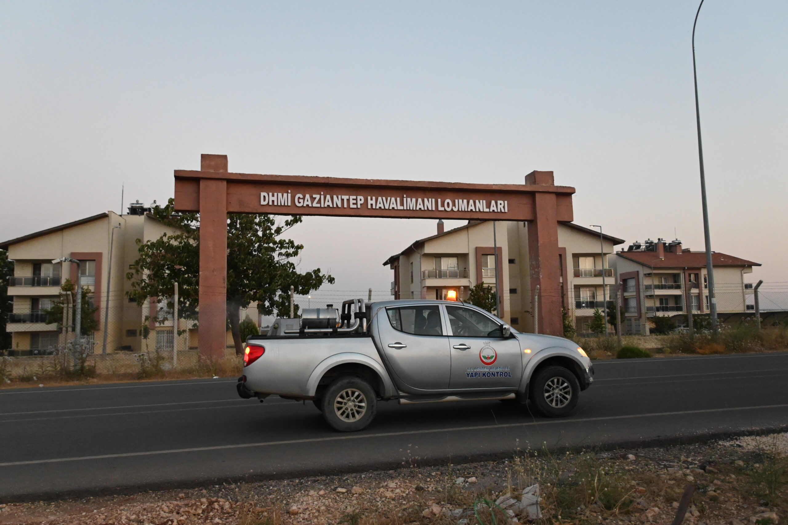 OĞUZELİ BELEDİYESİ SİNEK VE HAŞERELERE KARŞI İLAÇLAMA ÇALIŞMALARINI YOĞUNLAŞTIRDI