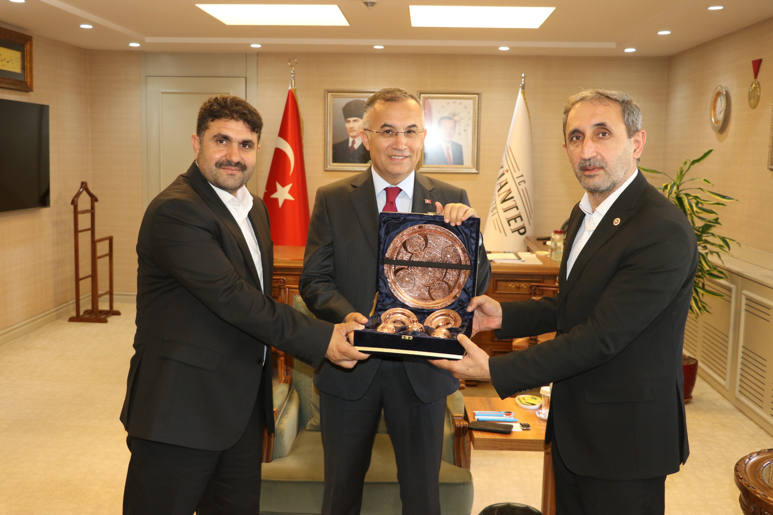 HÜDA PAR Gaziantep Milletvekili Demir’den Vali Çeber’e ziyaret