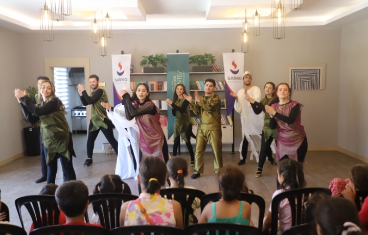 DEPREMDEN ETKİLENEN ÇOCUKLARA TİYATRO ETKİNLİĞİ DÜZENLENDİ