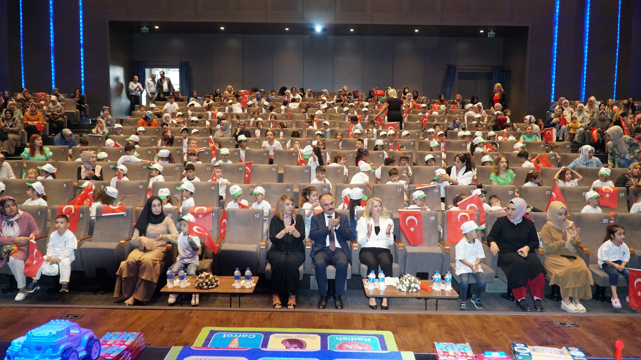 Şehitkamil Belediyesi’nden ” Hediye Kırtasiye Seti”