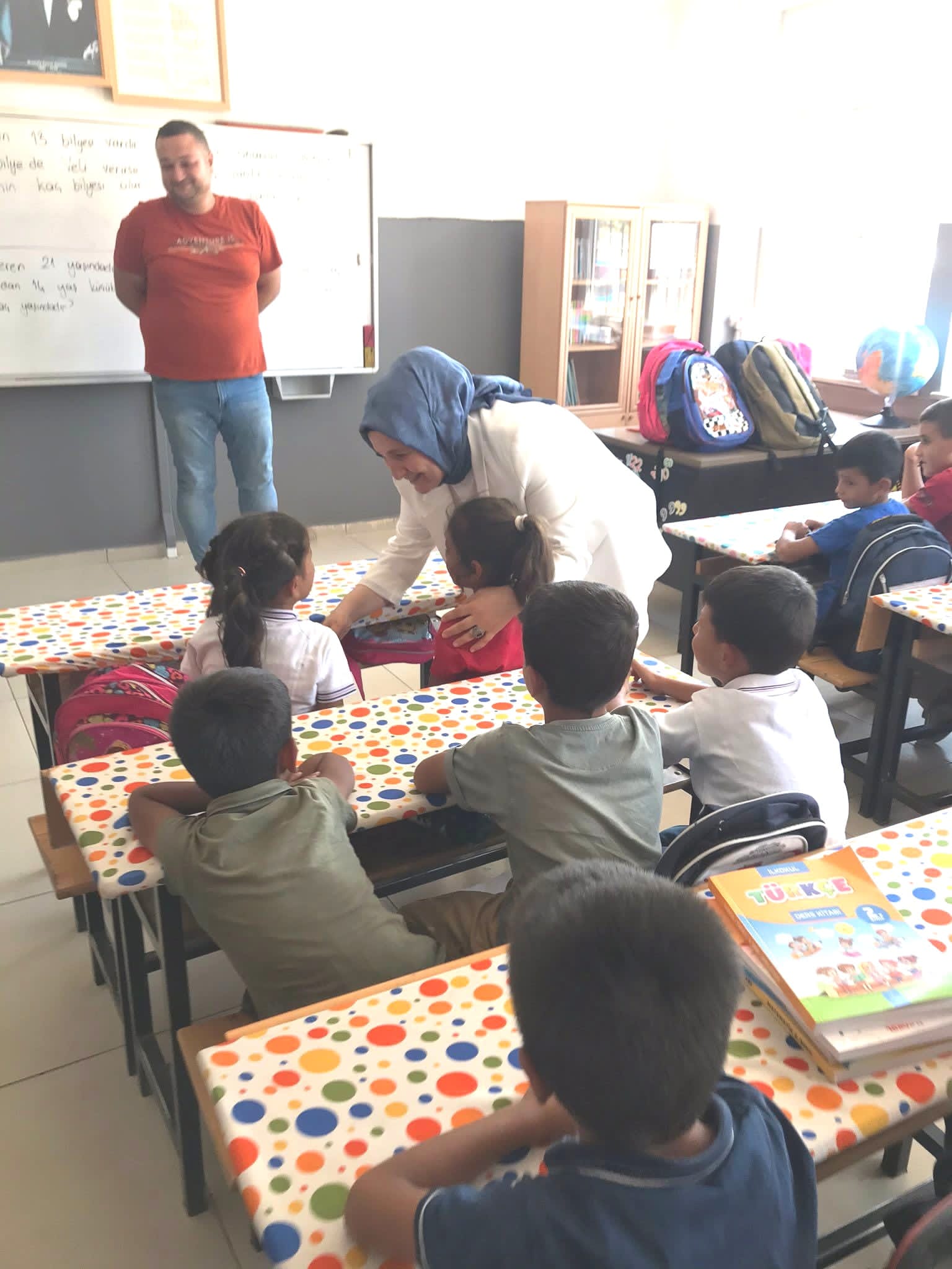 AK PARTİ ŞAHİNBEY İLÇE KADIN KOLLARI  DEPREMZEDE ÖĞRENCİLERİ YALNIZ BIRAKMADI