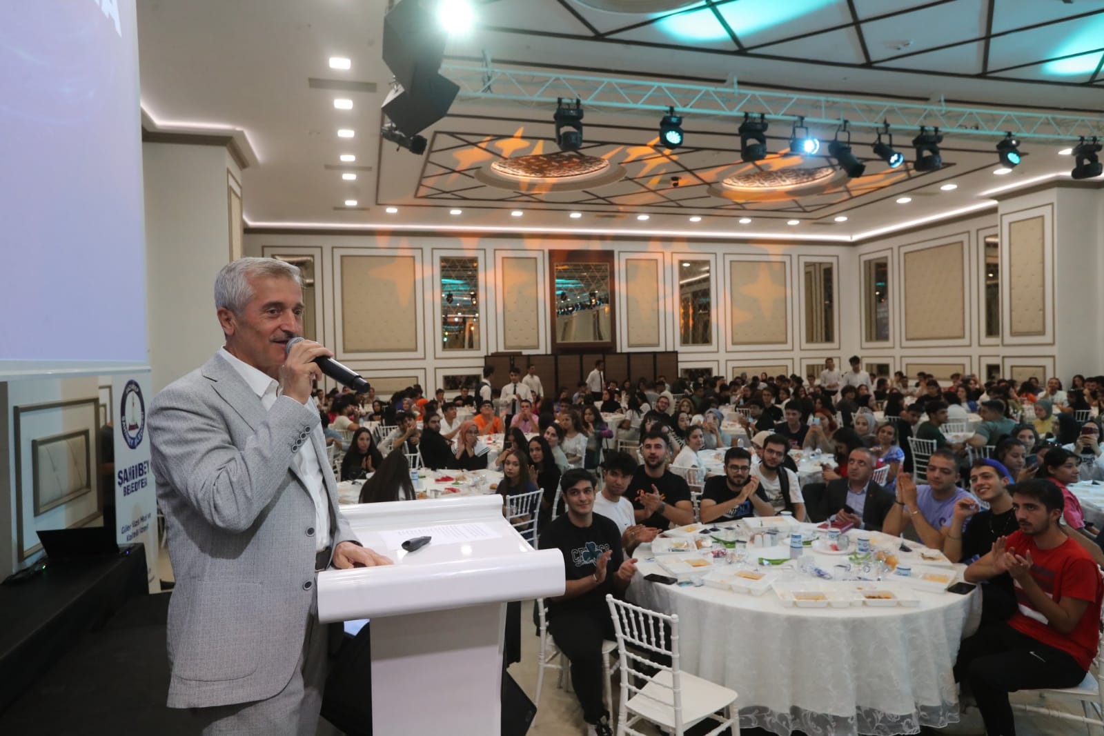 BAŞKAN TAHMAZOĞLU’NDAN ÜNİVERSİTE ÖĞRENCİLERİNE MÜJDE