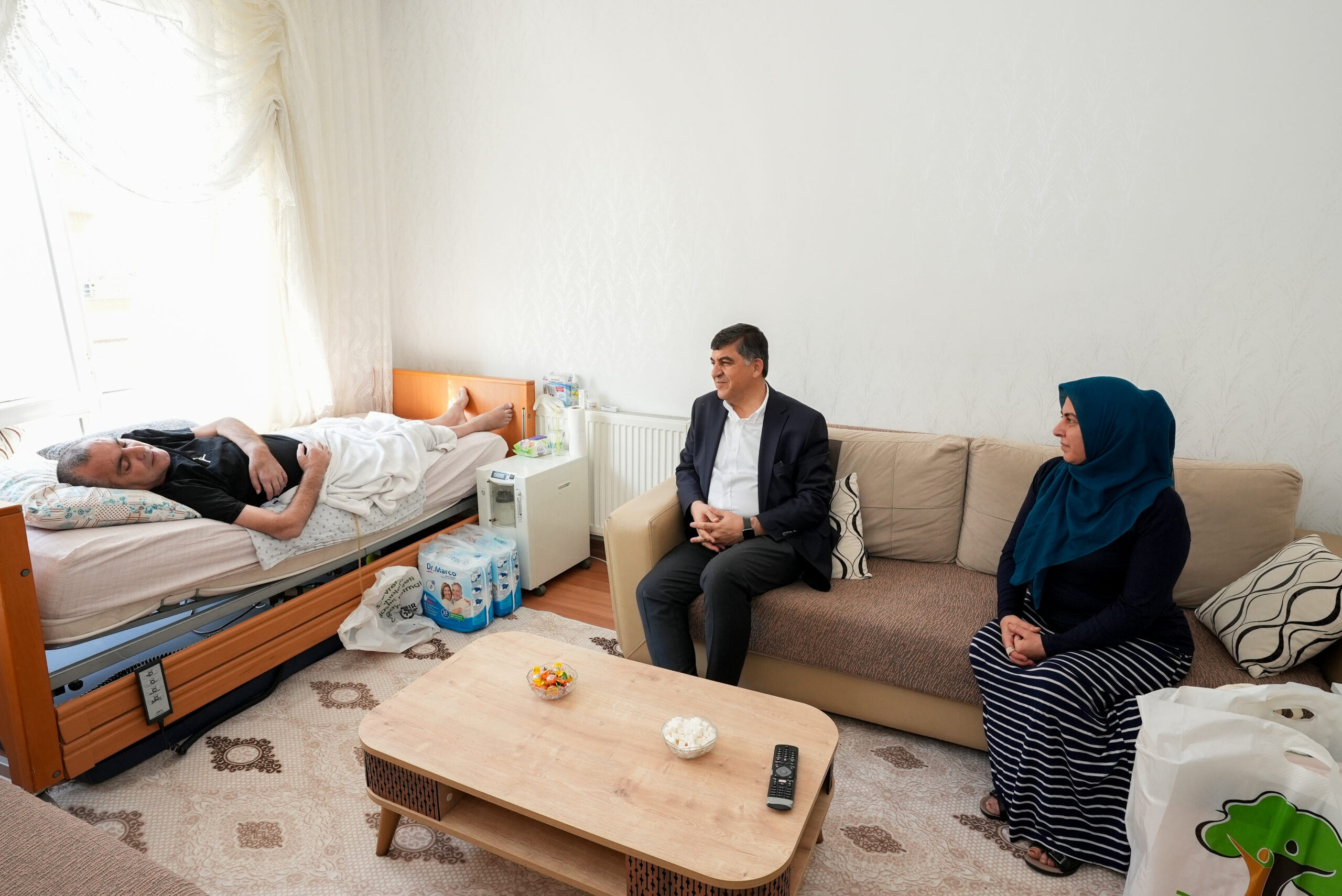 BAŞKAN FADILOĞLU, HASTALARI EVLERİNDE ZİYARET ETTİ