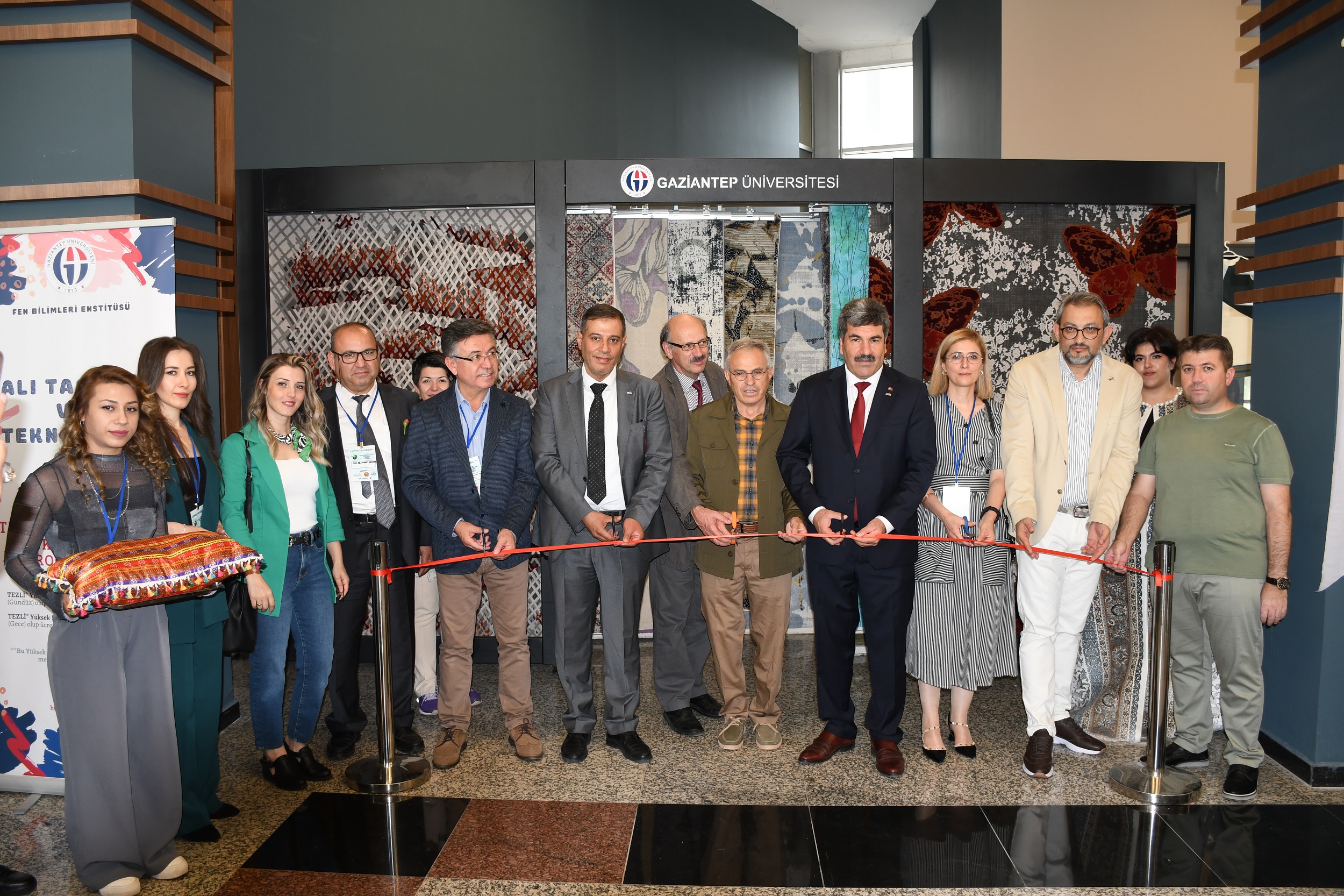 Üniversiteli Öğrenciler Tasarladı Gaziantepli Halıcılar Dokudu