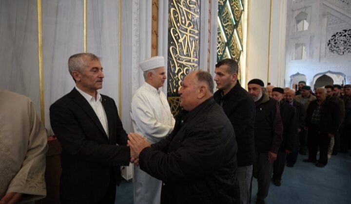 BAŞKAN TAHMAZOĞLU VATANDAŞLARLA BAYRAM NAMAZINDA BİR ARAYA GELDİ