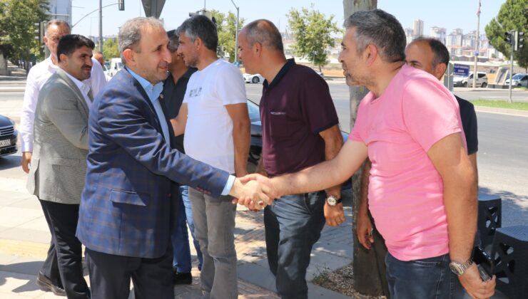 HÜDA PAR Milletvekili Demir, belediye önünde eylem yapan öğretmen ve işçileri ziyaret etti