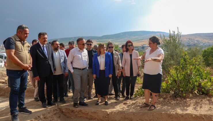 BAŞKAN ŞAHİN, DÜLÜK ANTİK KENTİ’NDEKİ KAZI ÇALIŞMALARINI ZİYARET ETTİ