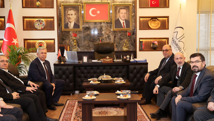 MANSUR YAVAŞ VE BERABERİNDEKİ HEYETTENDULKADİROĞLU BELEDİYESİ’NE ZİYARET
