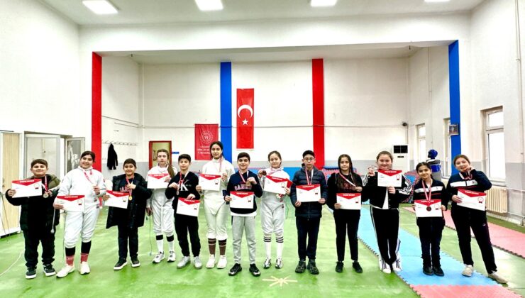 SANKO OKULLARI ESKRİMDE SEKİZ BİRİNCİLİK MADALYASI KAZANDI