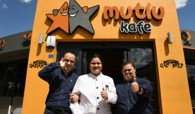 Mutlu Kafe’de down sendromlu bireyler hem çalışıyor hem mutlu oluyor
