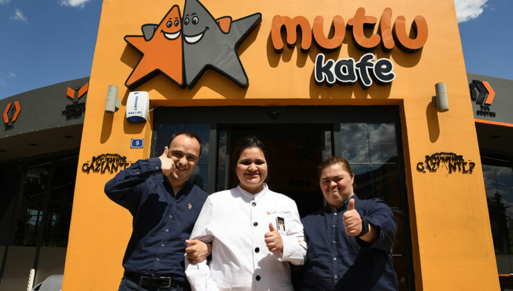 Mutlu Kafe’de down sendromlu bireyler hem çalışıyor hem mutlu oluyor